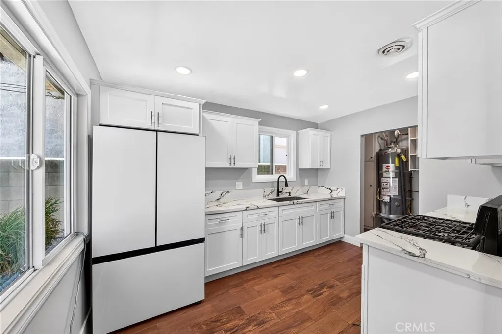 Inside shot 5-13719 1/2 Yukon Ave