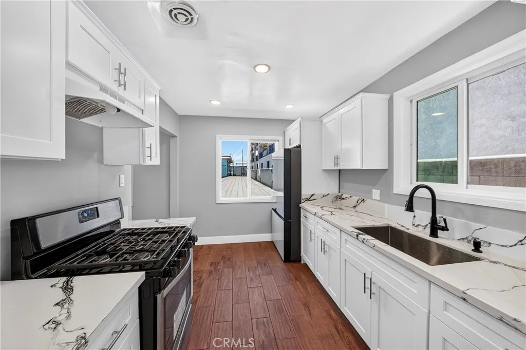 Inside shot 1-13719 1/2 Yukon Ave