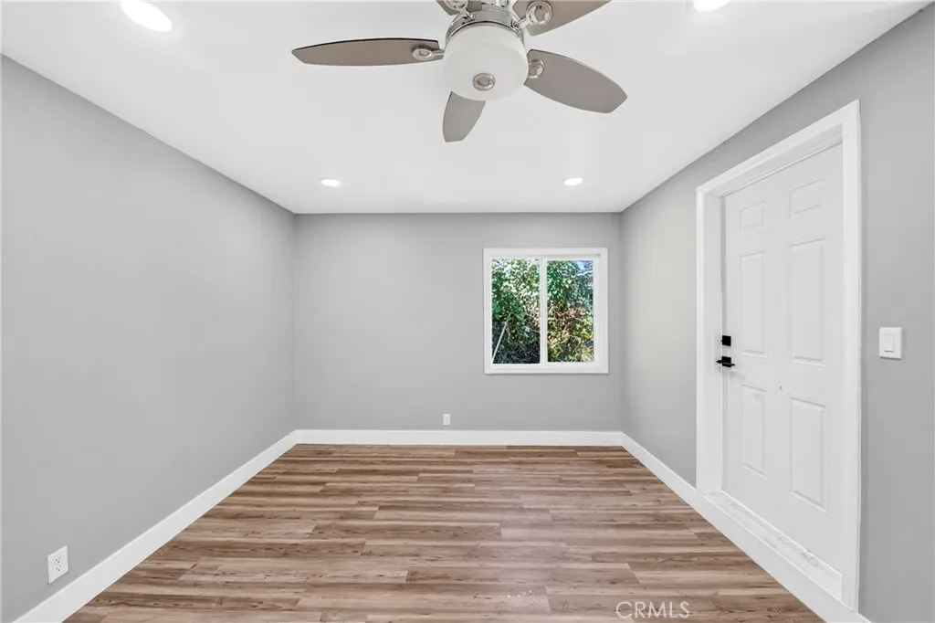 Inside shot 10-13719 1/2 Yukon Ave
