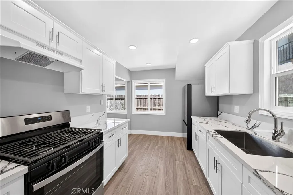 Inside shot 4-13717 1/2 Yukon Ave