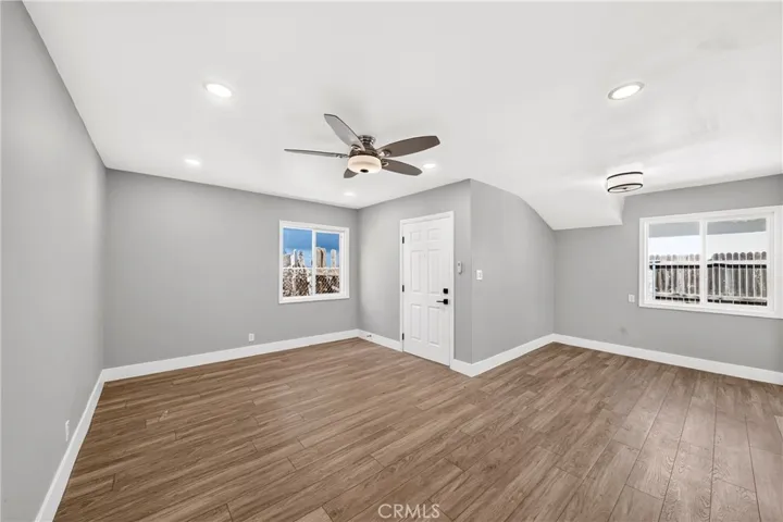 Inside shot 10-13717 1/2 Yukon Ave