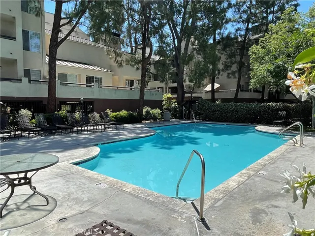 5540 Owensmouth, Woodland Hills, California 91367