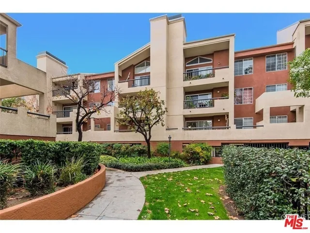 5540 Owensmouth, Woodland Hills, California 91367