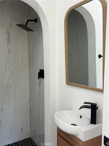 9151 La Salle, Los Angeles, California 90047