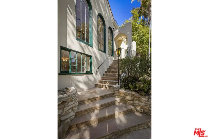 2586 Aberdeen Avenue, Los Angeles, California 90027