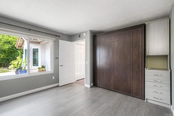Guest room w/ Murphy bed