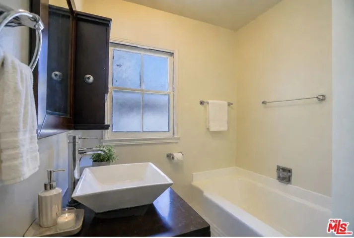 8551 Holloway Drive, West Hollywood, California 90069