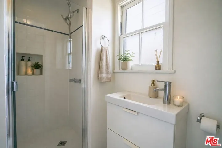 8551 Holloway Drive, West Hollywood, California 90069