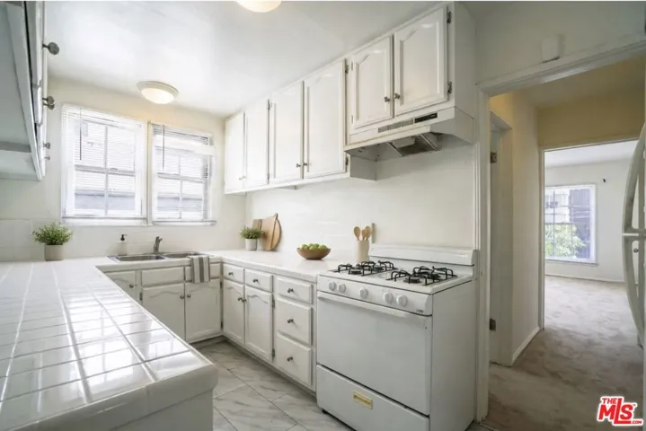 8551 Holloway Drive, West Hollywood, California 90069
