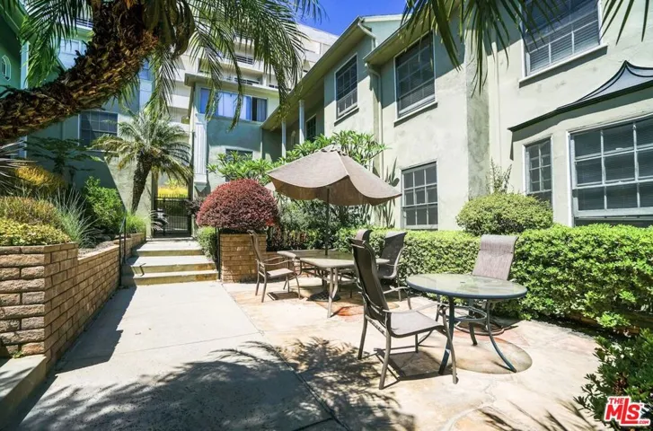 8551 Holloway Drive, West Hollywood, California 90069