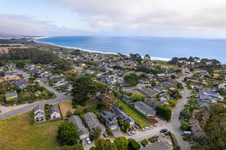 412 Lee Avenue, Half Moon Bay, California 94019