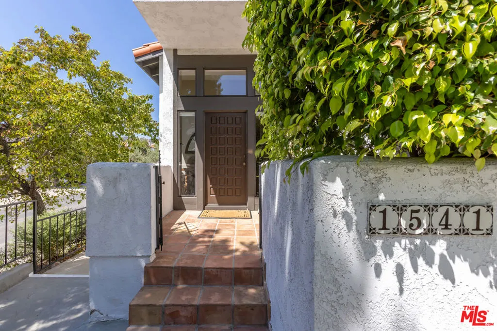 1541 Palisades Dr
