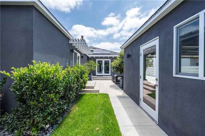 Detached bonus room/flex space with bathroom.