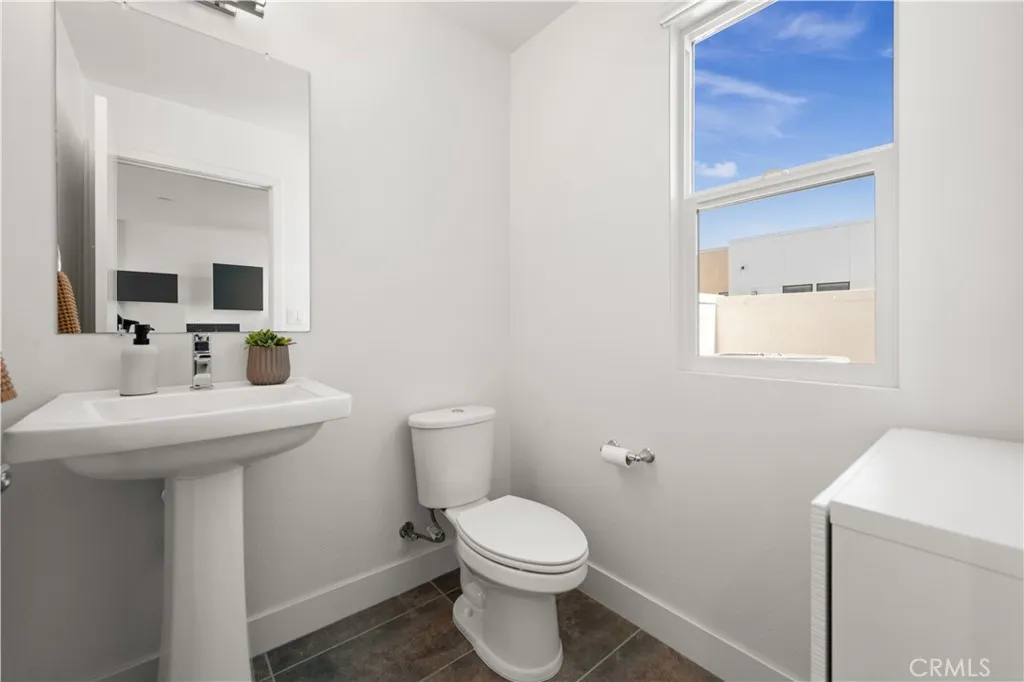 Level 4 - Powder Room