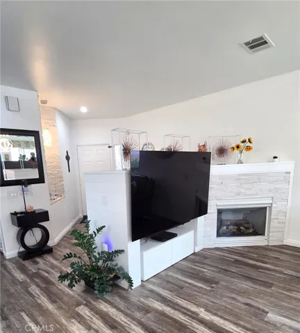 Spacious living room with a Fireplace