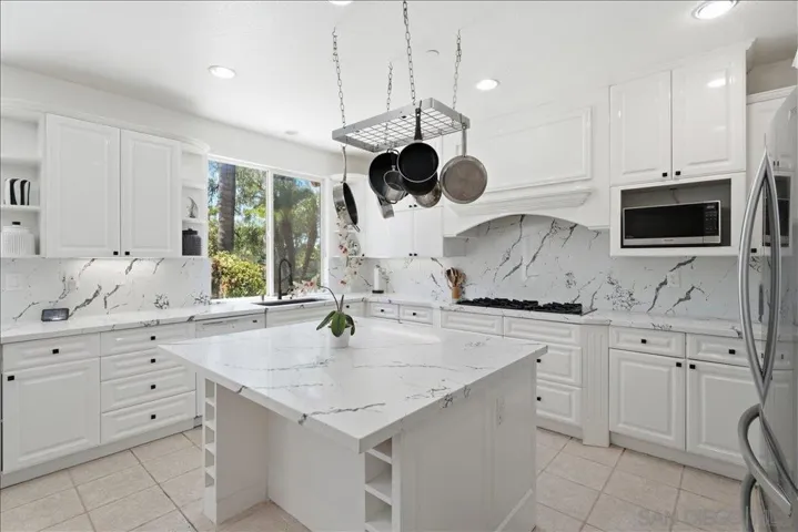10669 El Caballo, San Diego, California 92127
