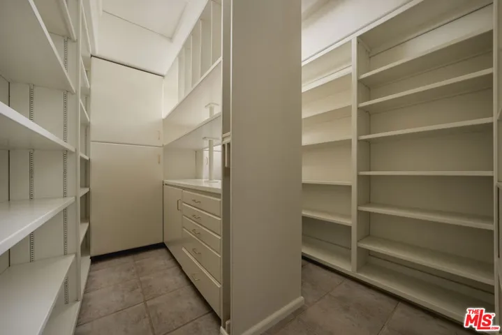 Walk-in Pantry