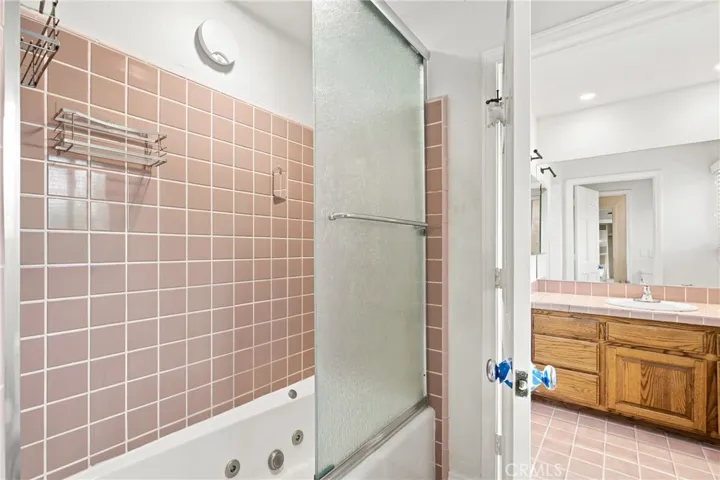 Shared bathroom between Bedroom 3 and 4