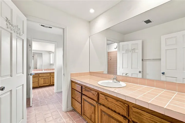 Shared bathroom between Bedroom 3 and 4