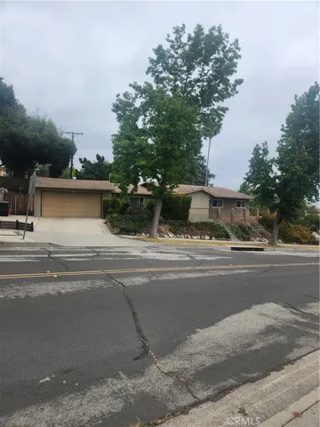 4600 Lauderdale Ave., La Crescenta, California 91212