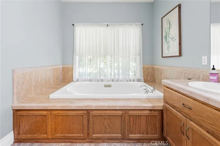 Main Bathroom Tub _13861 Winesap Ct.