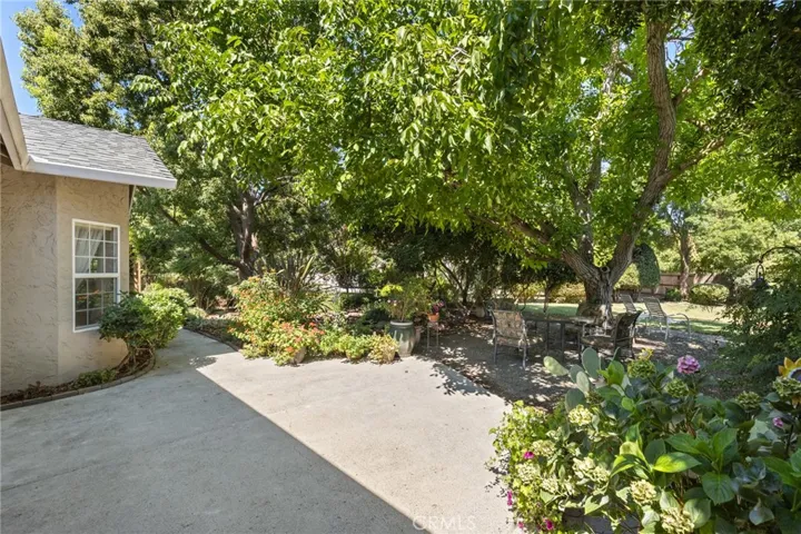 Patio and Seating Area _13861 Winesap Ct.
