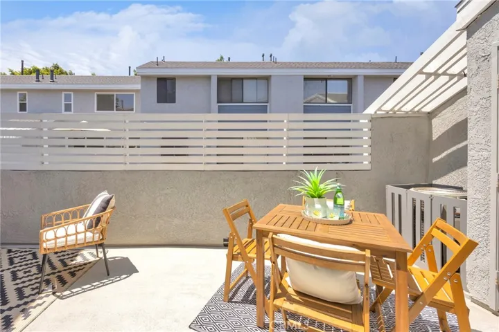 Lot's of space for friends and family to enjoy the sunshine!