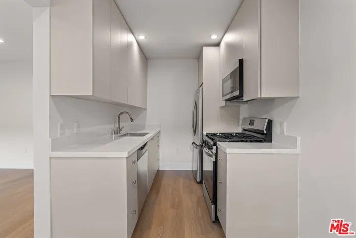 420 S Sepulveda Boulevard 6, Los Angeles, California 90049