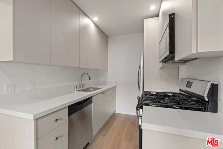 420 S Sepulveda Boulevard 6, Los Angeles, California 90049