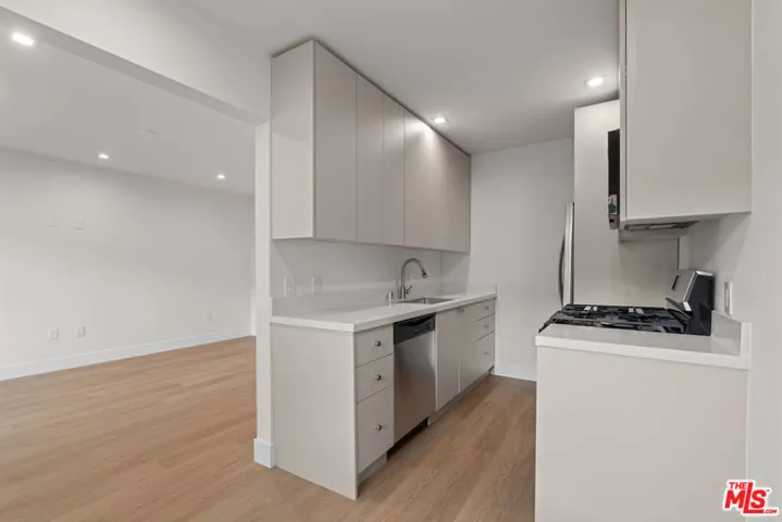 420 S Sepulveda Boulevard 6, Los Angeles, California 90049