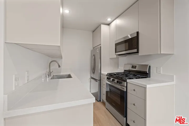 420 S Sepulveda Boulevard 6, Los Angeles, California 90049