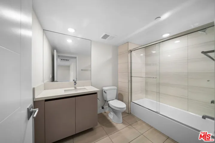 5030 Rosewood Avenue 504, Los Angeles, California 90004
