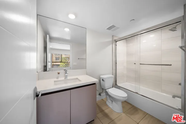 5030 Rosewood Avenue 504, Los Angeles, California 90004