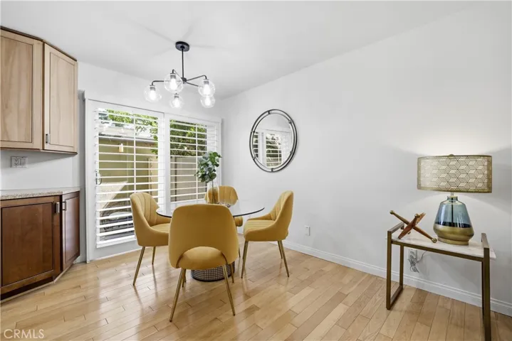 11138 Aqua Vista 17, Studio City, California 91602