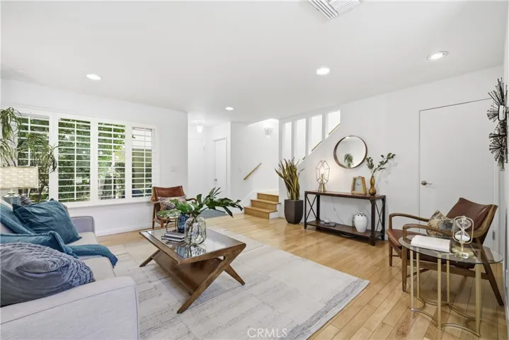 11138 Aqua Vista 17, Studio City, California 91602
