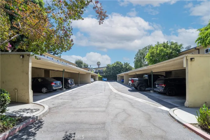 11138 Aqua Vista 17, Studio City, California 91602