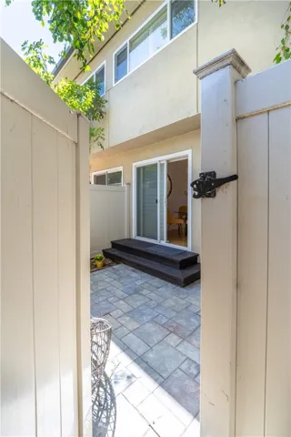 11138 Aqua Vista 17, Studio City, California 91602