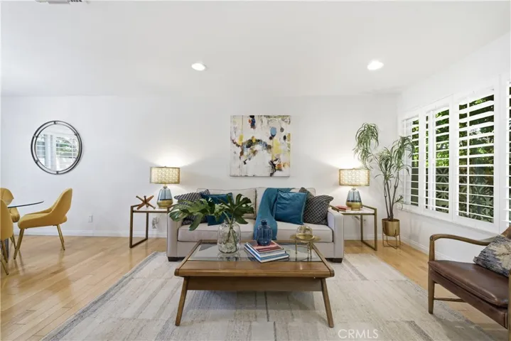 11138 Aqua Vista 17, Studio City, California 91602