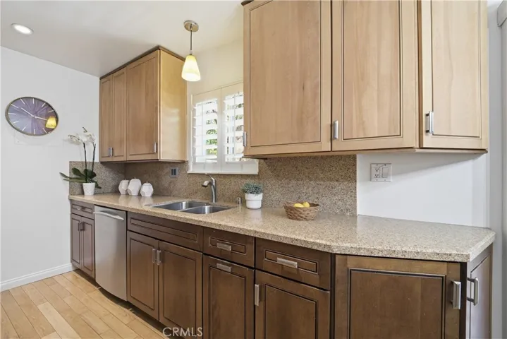 11138 Aqua Vista 17, Studio City, California 91602