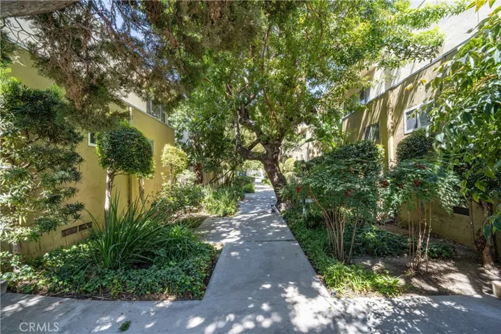 11138 Aqua Vista 17, Studio City, California 91602