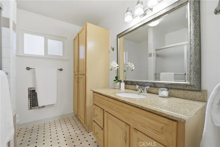 11138 Aqua Vista 17, Studio City, California 91602