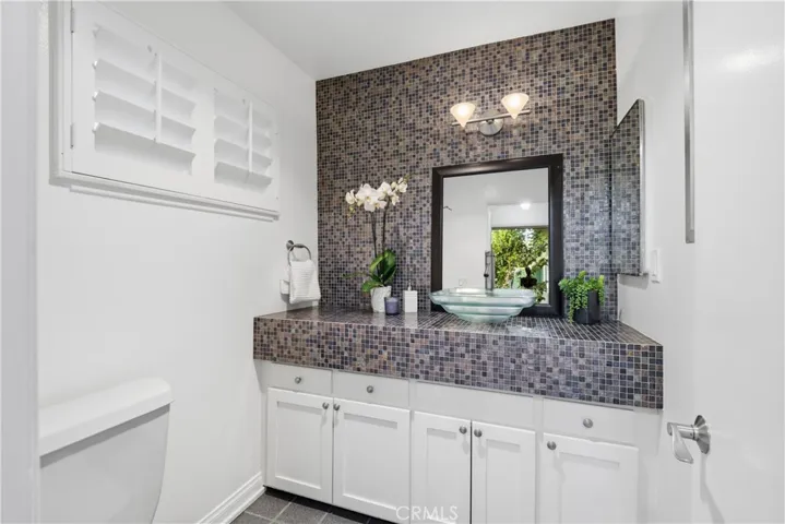 11138 Aqua Vista 17, Studio City, California 91602