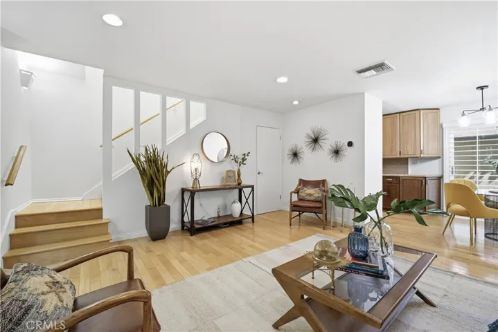 11138 Aqua Vista 17, Studio City, California 91602