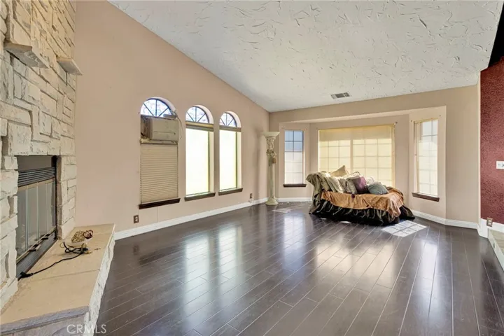 13889 Olathe Road, Apple Valley, California 92307