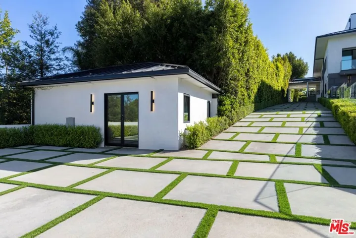499 Halvern Drive, Los Angeles, California 90049