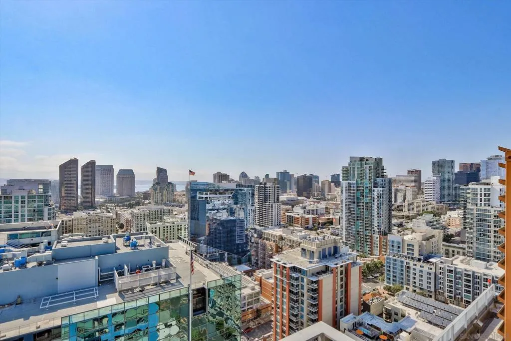 ICON'S STUNNING 26TH FLOOR ROOFTOP- VIEWS INTO PETCO PARK AND WATCH GAMES, CONCERTS, CORONADO ISLAND AND BAY/ OCEAN, CITY HIGRISES! GRILL AND ENJOY YOUR AMBIANCE!
