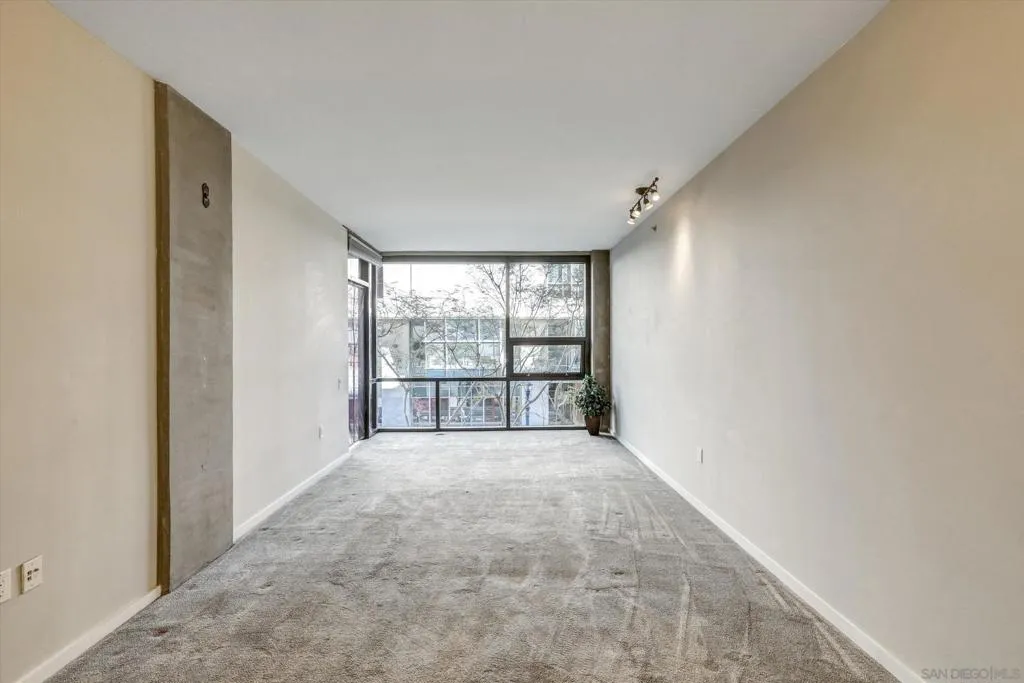 SPACIOUS LIVINGROOM-FLOOR TO CEILING WINDOWS.