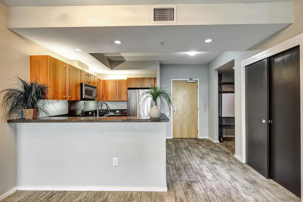STUNNING OPEN KITCHEN FLOORPLAN! STAINLESS STEEL KITCHEN AID APPLIANCES AND GRANITE COUNTERTOPS!