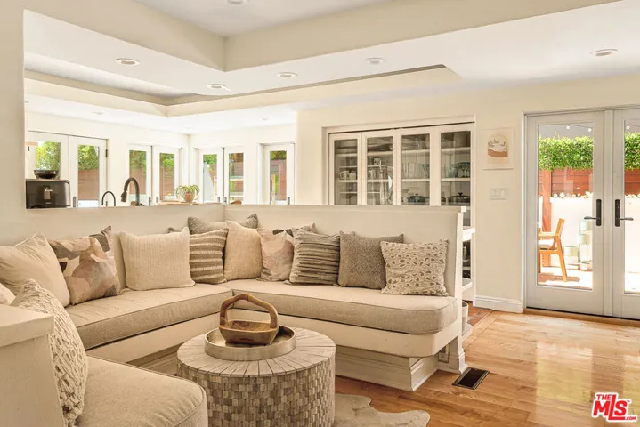 2341 Ronda Vista Drive, Los Angeles, California 90027