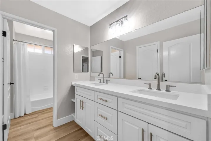 Upstairs full bathroom.